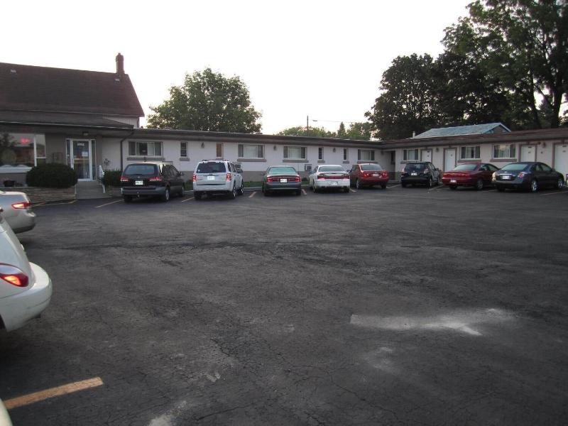 Canadiana Motel — general view