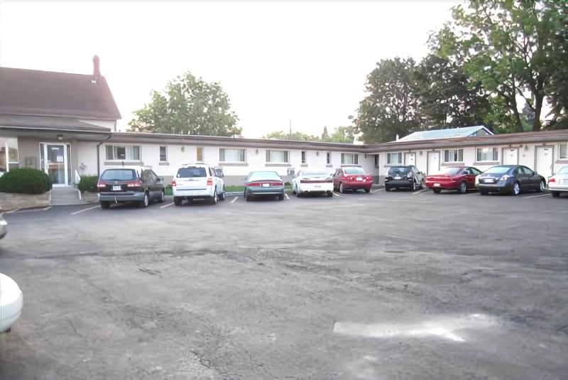 Canadiana Motel — exterior view