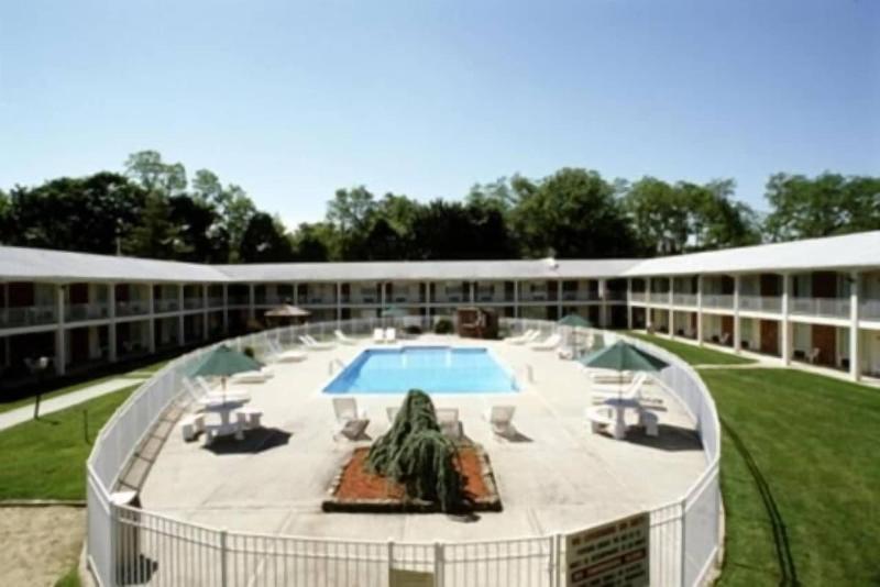 Crystal Inn Eatontown image