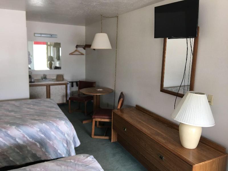 Flag's West Motel — view