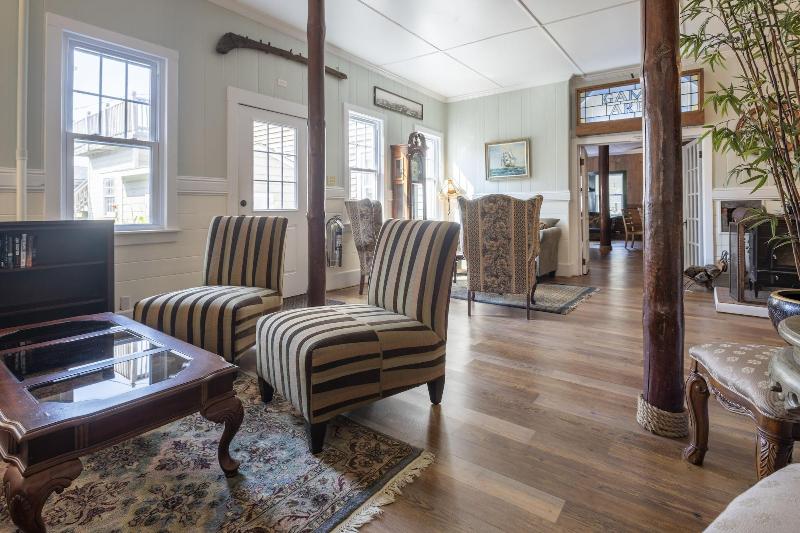 Blackbeard's Lodge image