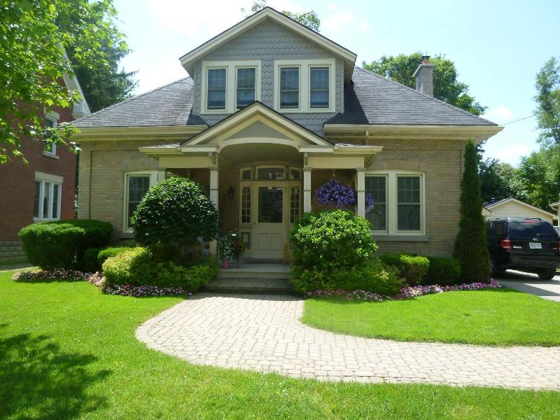 Cottage on Caledonia Bed & Breakfast image