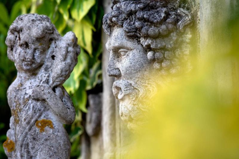 L' Hôte Antique