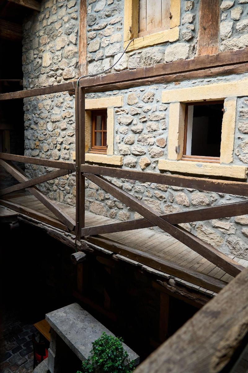 Aux Prisons De Montagny image