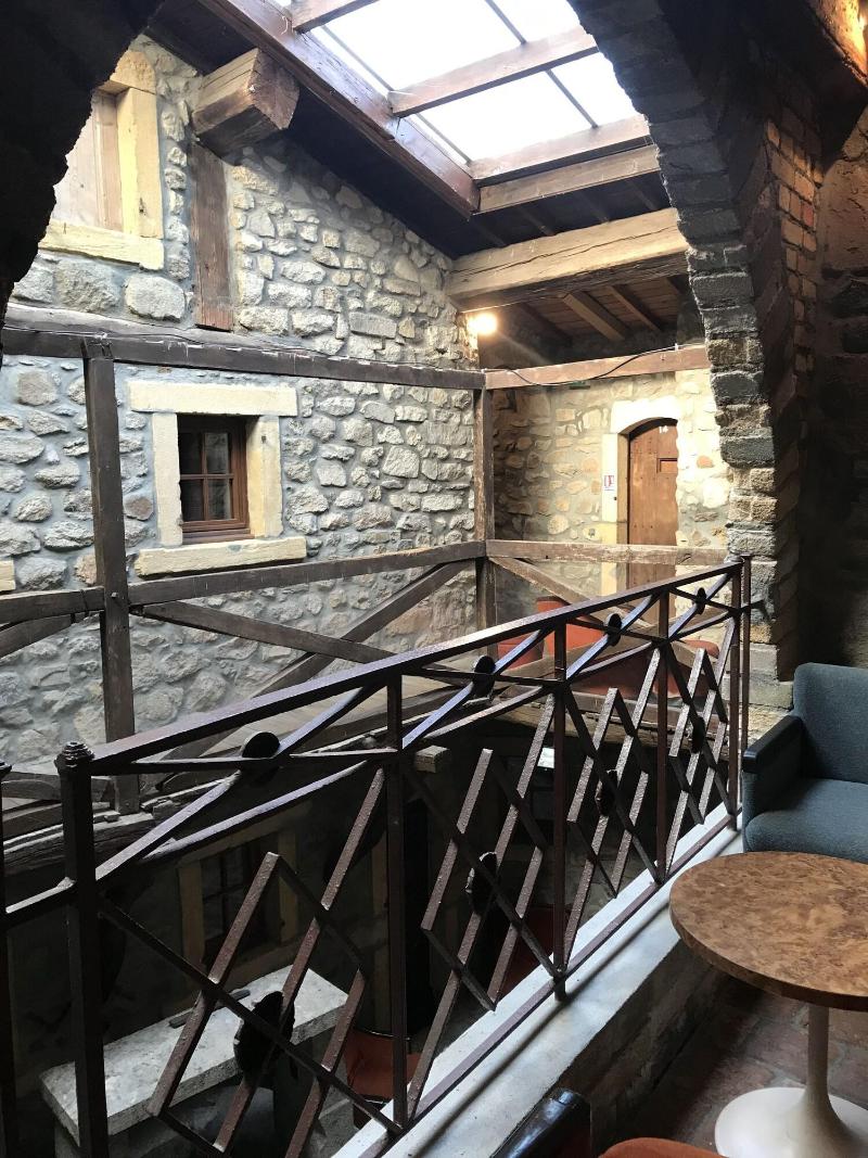 Aux Prisons De Montagny image