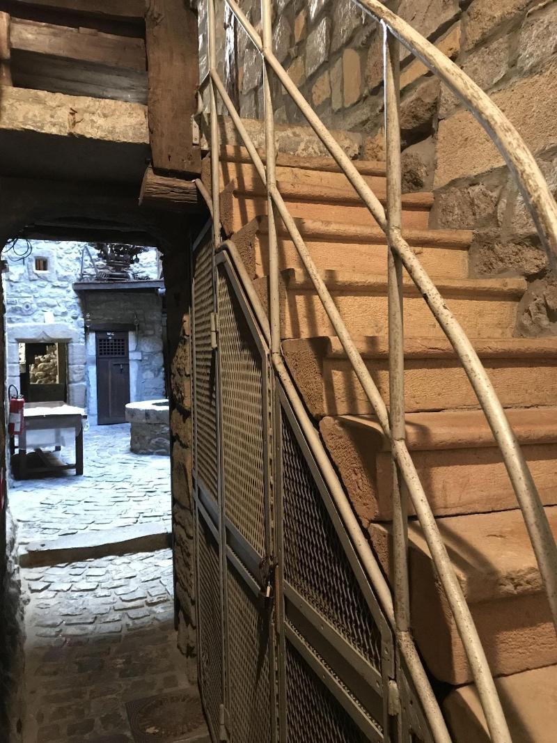 Aux Prisons De Montagny image