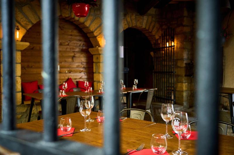 Aux Prisons De Montagny image