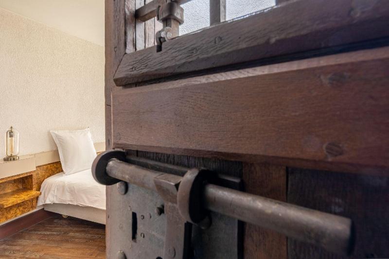 Aux Prisons De Montagny image