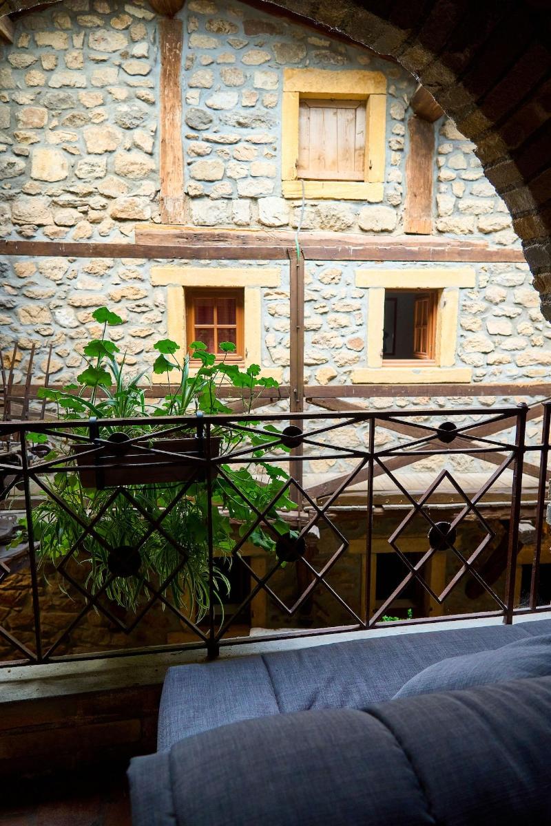 Aux Prisons De Montagny image