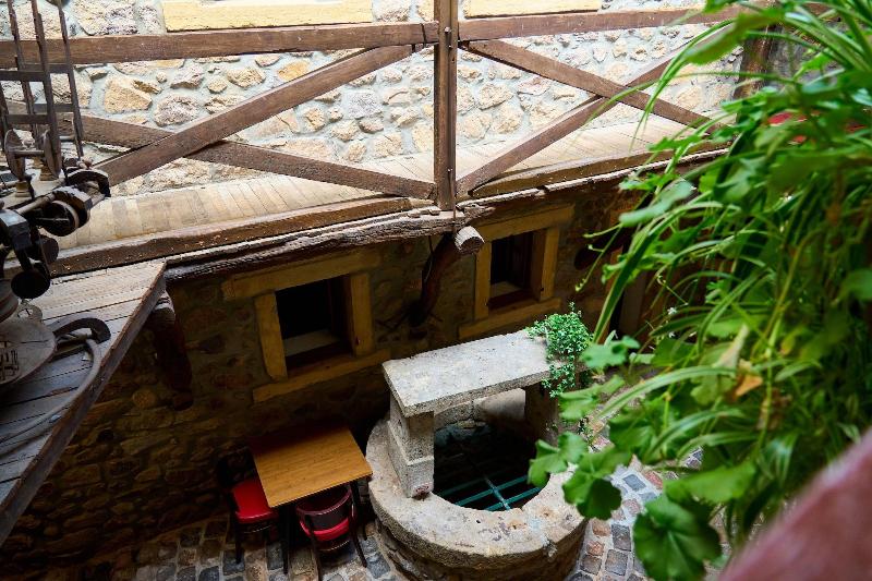 Aux Prisons De Montagny image