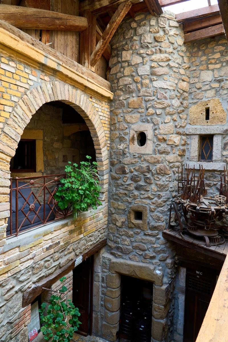 Aux Prisons De Montagny image