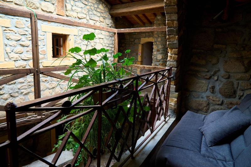 Aux Prisons De Montagny image