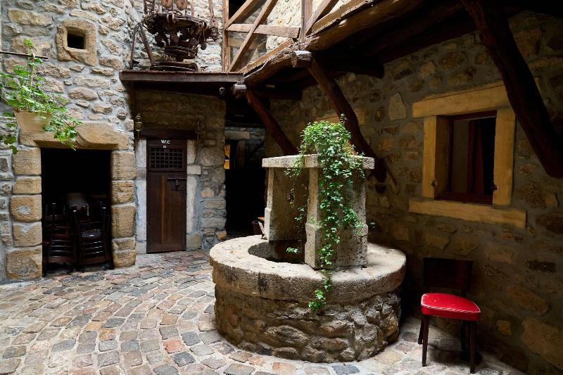 Aux Prisons De Montagny image