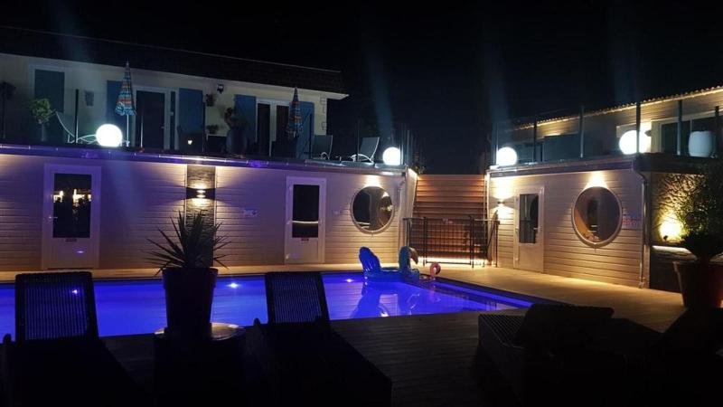 Hotel La Piscine image
