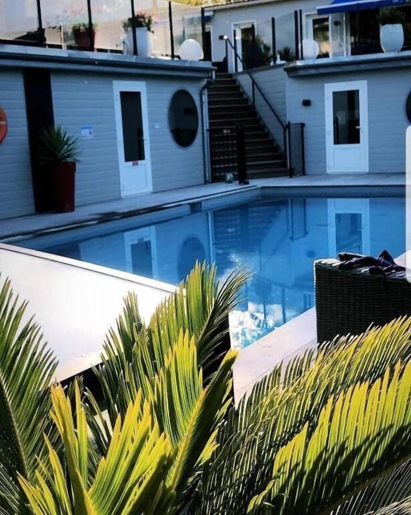 Hotel La Piscine image
