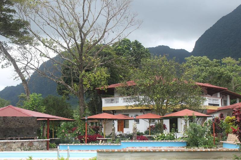 Hotel Y Restaurante Valle Verde — exterior view