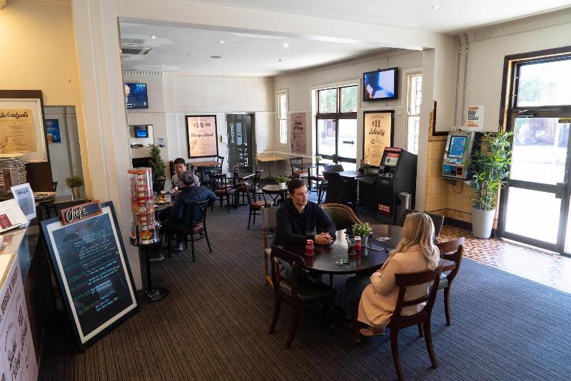 Horse And Jockey Hotel image