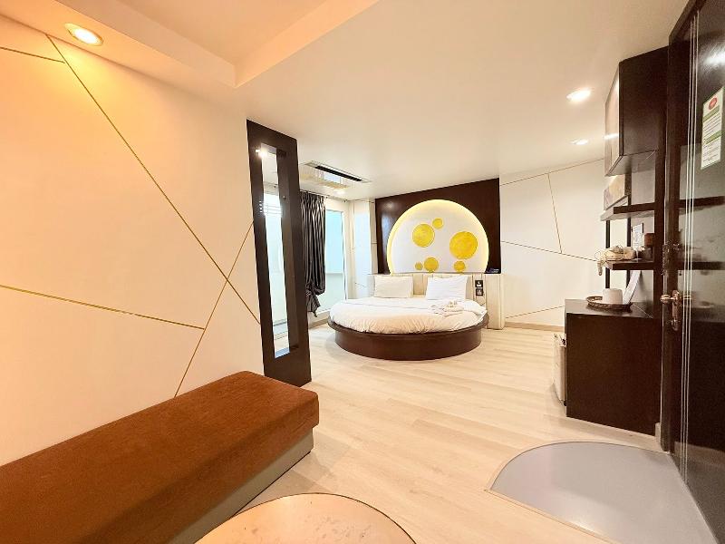 Eurna Resort image