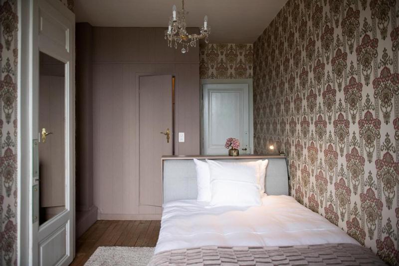 Au Vieux Manoir image