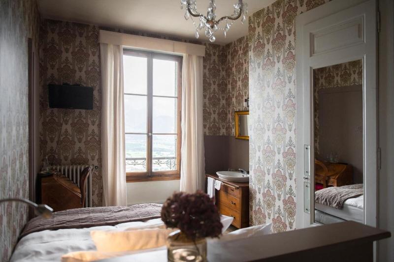 Au Vieux Manoir image
