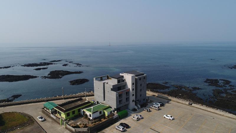 Hotel 52 image