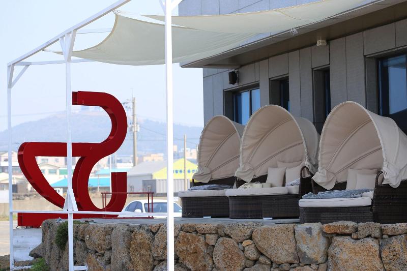 Hotel 52 image
