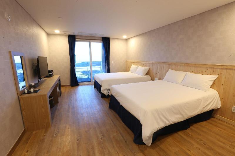 Hotel 52 image