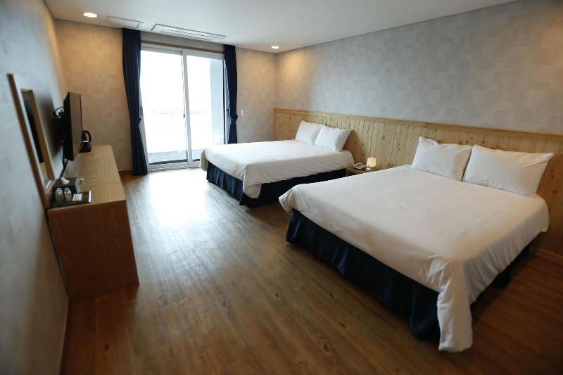 Hotel 52 image