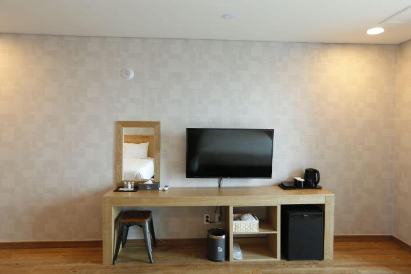 Hotel 52 image