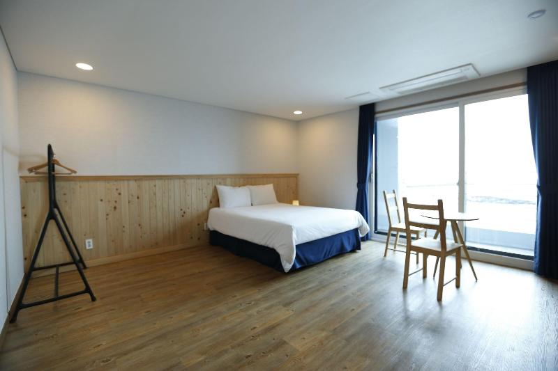 Hotel 52 image