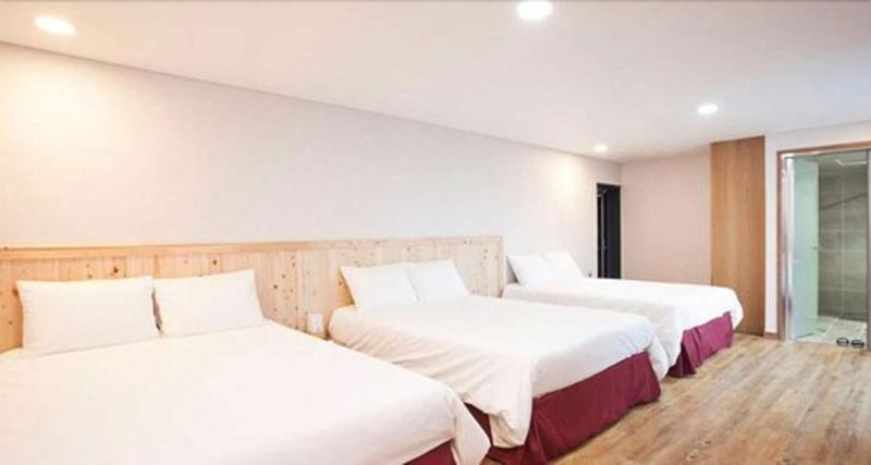 Hotel 52 image