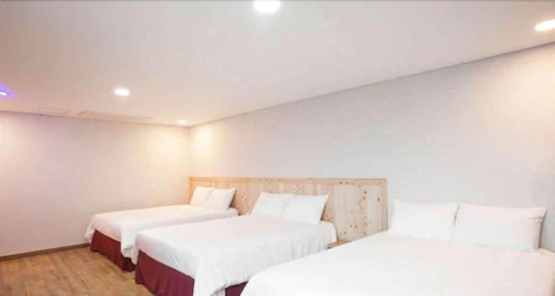 Hotel 52 image