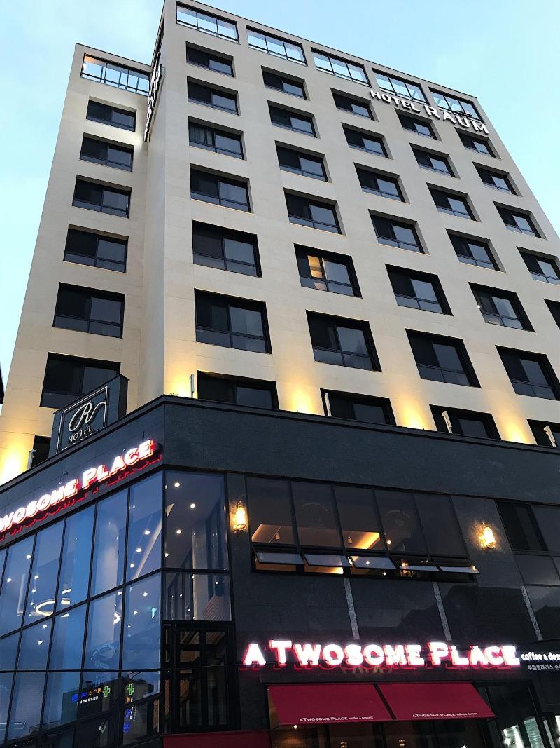 Hotel Raum image