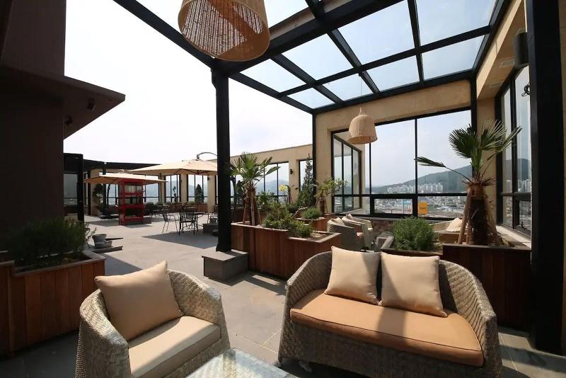 Hotel Raum image