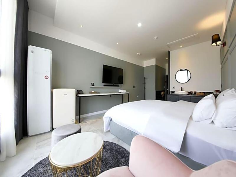 Hotel Raum image