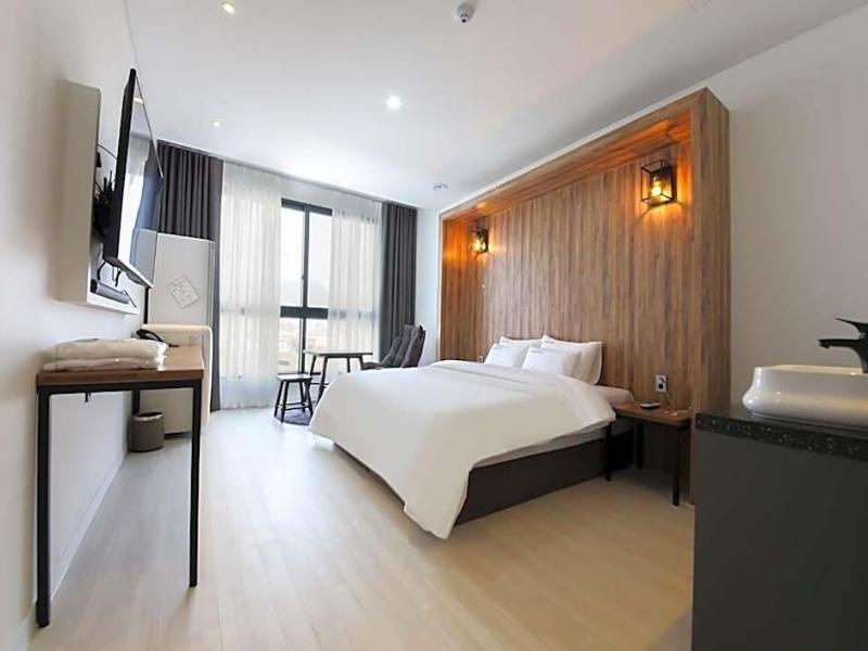 Hotel Raum image
