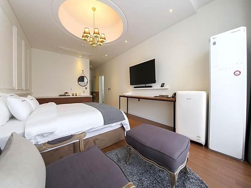 Hotel Raum image