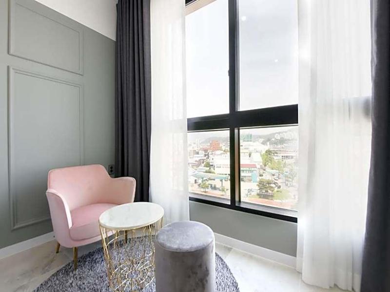 Hotel Raum image