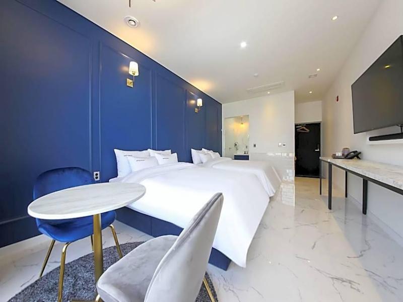 Hotel Raum image