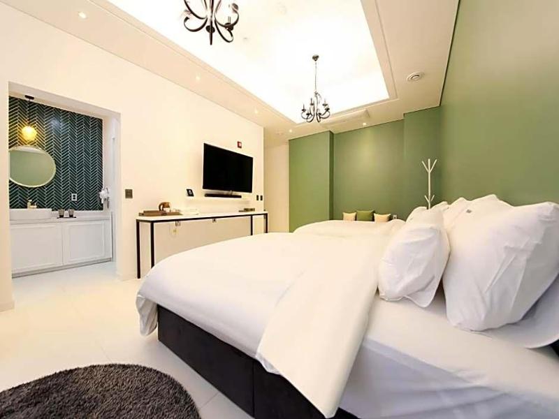 Hotel Raum image