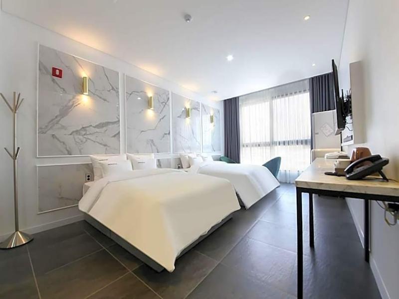 Hotel Raum image