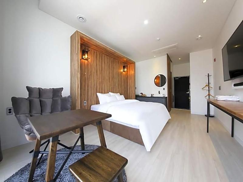 Hotel Raum image