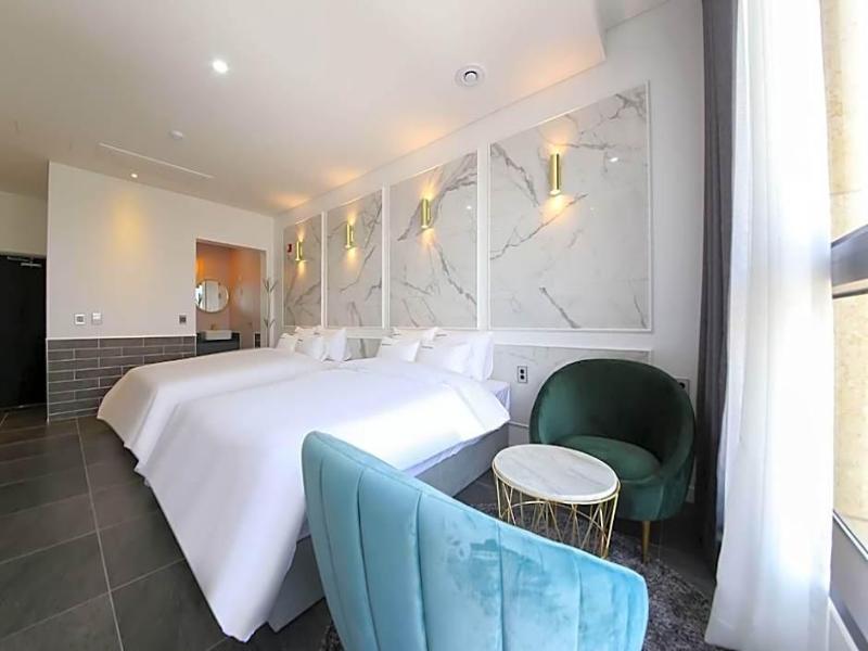 Hotel Raum image