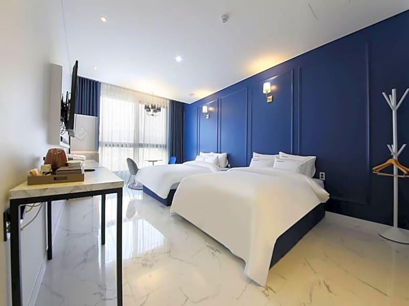 Hotel Raum image