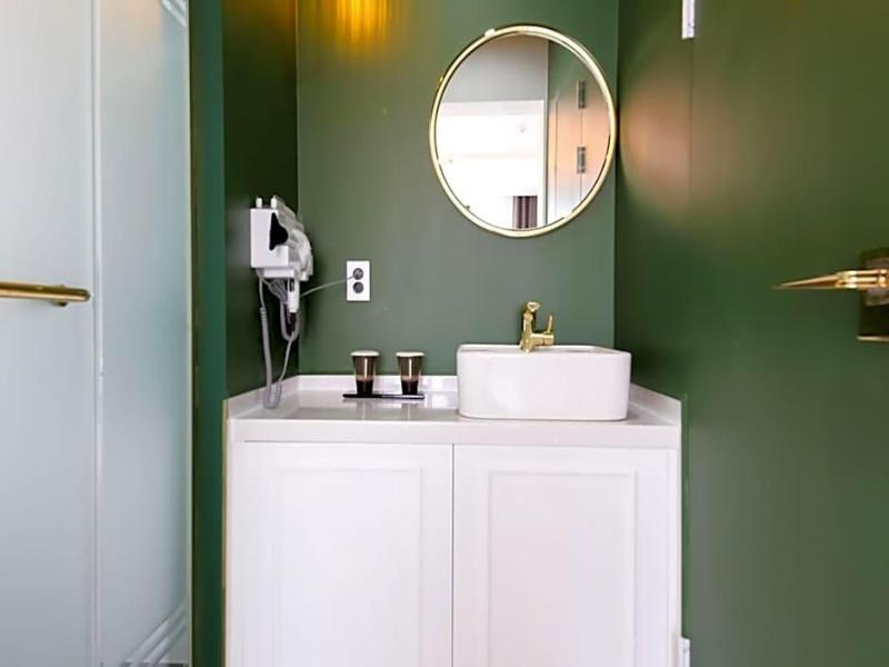 Hotel Raum image