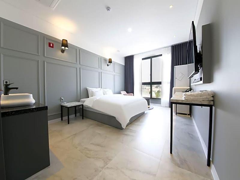 Hotel Raum image