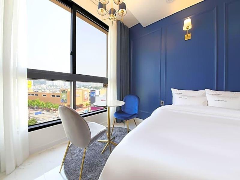 Hotel Raum image