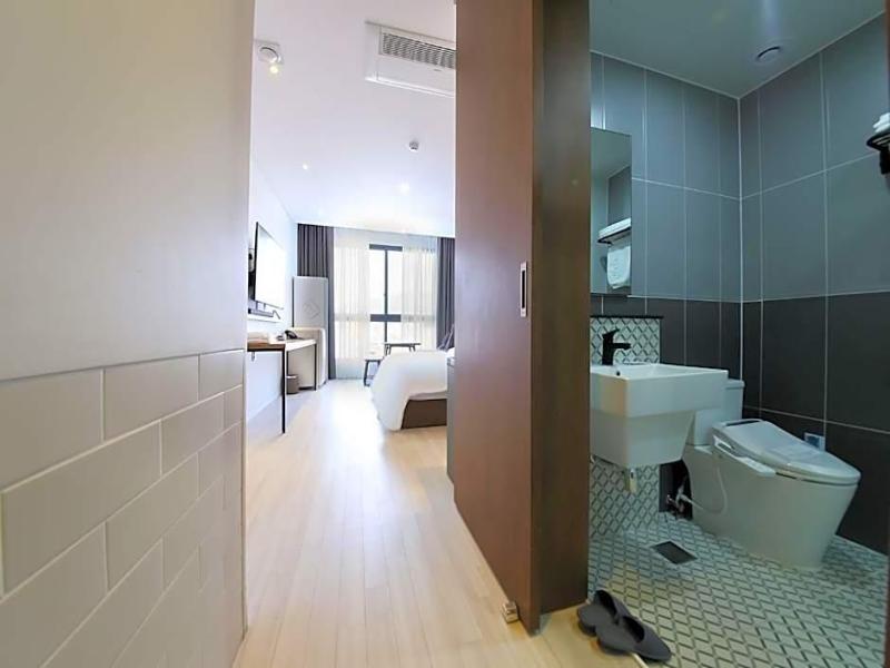 Hotel Raum image