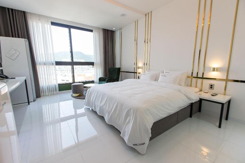 Hotel Raum image