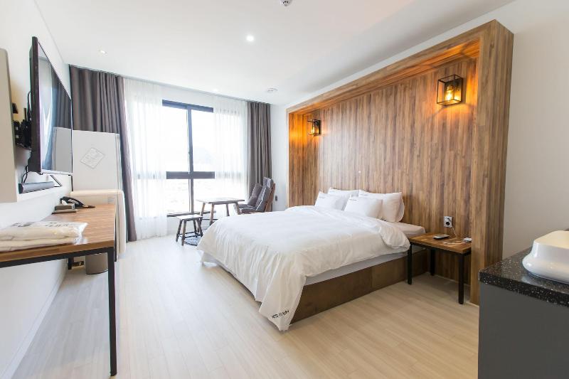 Hotel Raum image